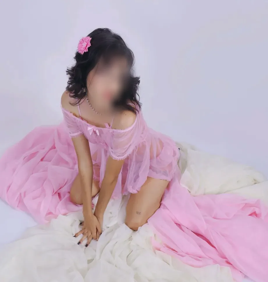 Monique, 23