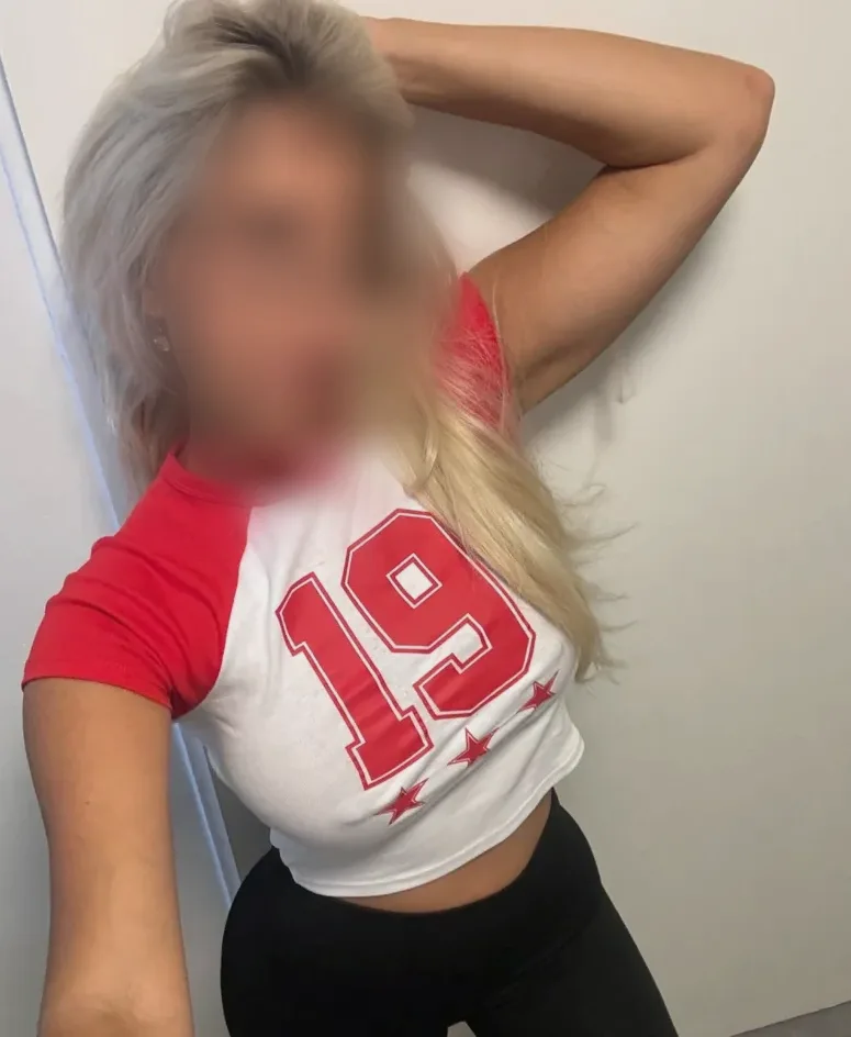 Shania, 33