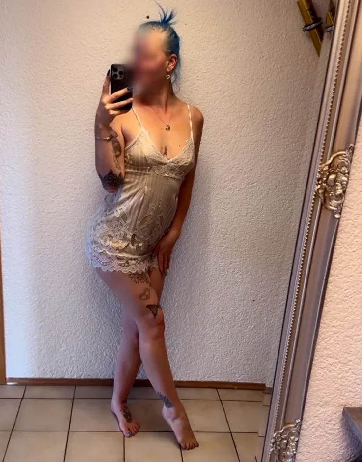 Suzanne, 25